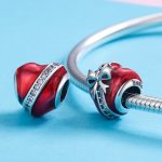 Ezüst charm, piros szív