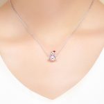 Ezüst charm, hóember piros sapkával