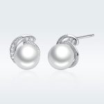 Ezüst fülbevaló fehér gyönggyel