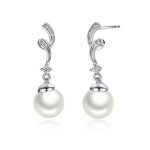 Ezüst fülbevaló gyönggyel, vintage stílusban
