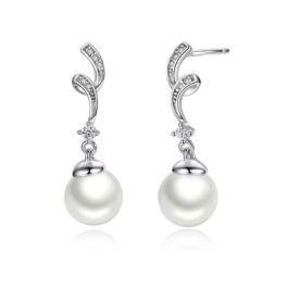 Ezüst fülbevaló gyönggyel, vintage stílusban