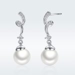 Ezüst fülbevaló gyönggyel, vintage stílusban