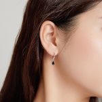 Ezüst fülbevaló csepp alakú kristállyal, fekete