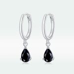 Ezüst fülbevaló csepp alakú kristállyal, fekete