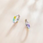 Ezüst fülbevaló cukorkaszínekkel