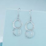 Ezüst fülbevaló karikákkal