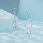 Ezüst fülbevaló karikákkal