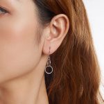 Ezüst fülbevaló karikákkal