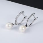 Ezüst fülbevaló, gyönggyel