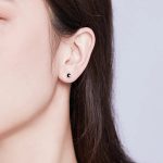 Ezüst fülbevaló fekete zománcozással