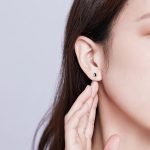 Ezüst fülbevaló fekete zománcozással