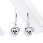 Ezüst fülbevaló ragyogó szívvel