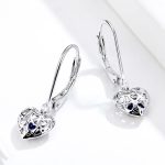 Ezüst fülbevaló ragyogó szívvel