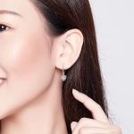 Ezüst fülbevaló ragyogó szívvel