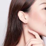 Ezüst fülbevaló ragyogó szívvel