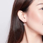 Ezüst fülbevaló ragyogó szívvel