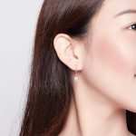 Ezüst fülbevaló fehér kristállyal