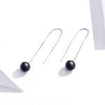 Ezüst fülbevaló achátgyönggyel, fekete