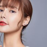 Ezüst fülbevaló ragyogó kristályokkal