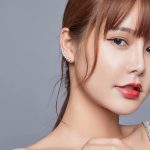 Ezüst fülbevaló ragyogó kristályokkal