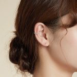 Ezüst fülklipsz kristályokkal ezüstszínben