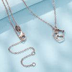 Ezüst női nyaklánc cicamedállal, rózsaarany színben