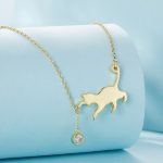 Ezüst nyaklánc macskamedállal aranyszínben