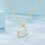 Ezüst női nyaklánc kristályos szívmedállal, aranyszínű