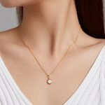 Ezüst nyaklánc opállal, aranyszínben