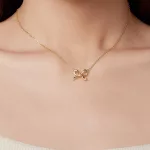 Ezüst nyaklánc masnimedállal, aranyszínű