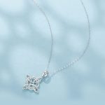 Ezüst nyaklánc virágmedállal, vintage stílusban