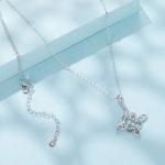 Ezüst nyaklánc virágmedállal, vintage stílusban