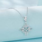 Ezüst nyaklánc virágmedállal, vintage stílusban