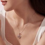 Ezüst nyaklánc virágmedállal, vintage stílusban