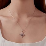 Ezüst nyaklánc virágmedállal, vintage stílusban