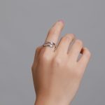 Ezüst gyűrű, kék és piros kristállyal, állítható