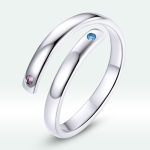 Ezüst gyűrű, kék és piros kristállyal, állítható