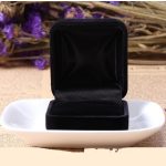 Čierna, plastová šperkovnica 5,3x5,8cm